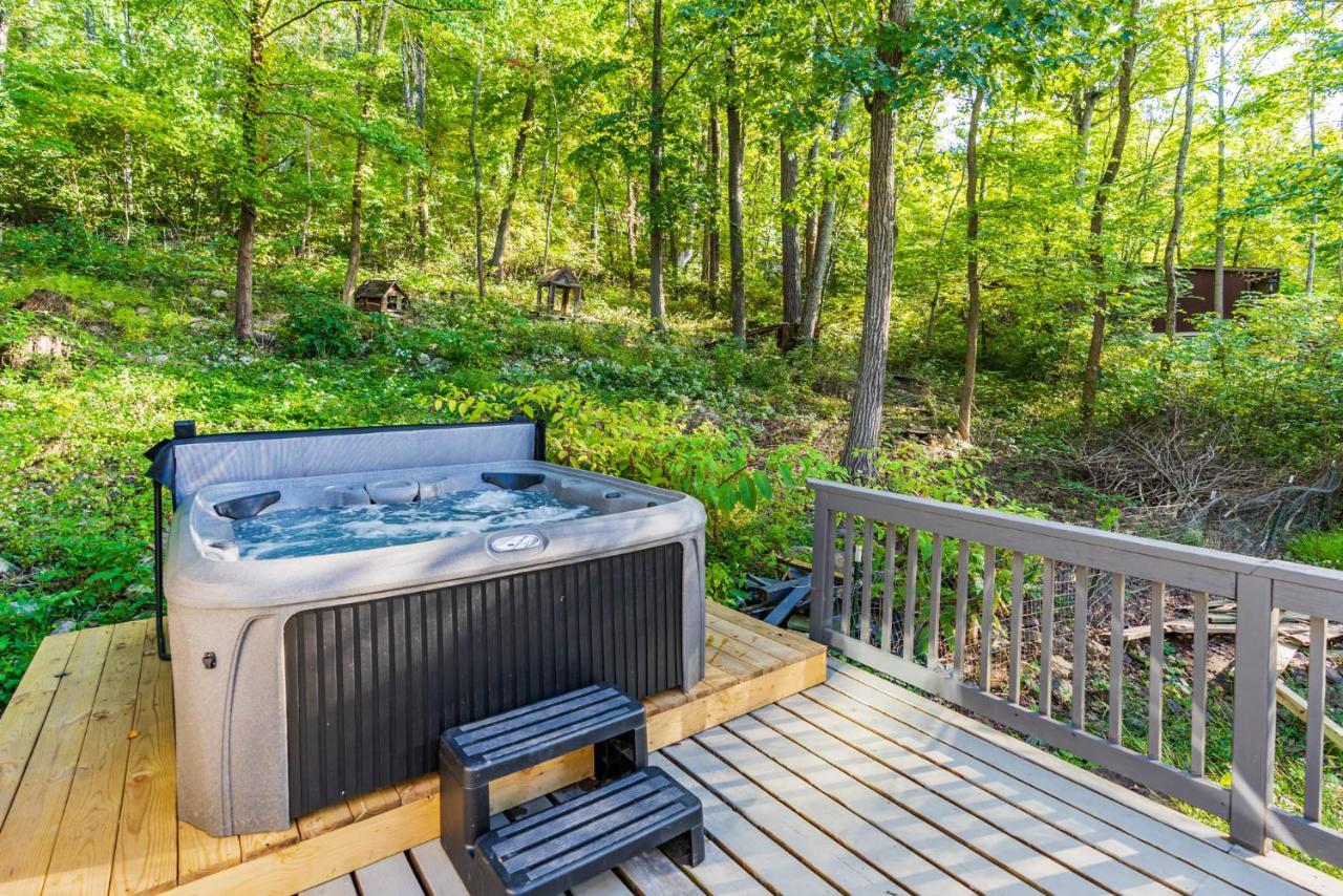 인우드 Hot Tub, Wraparound Deck, & Wifi At Chalet Cabin 빌라 외부 사진